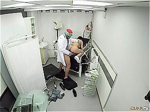 ultra-kinky patient gets poked by the gynecologist